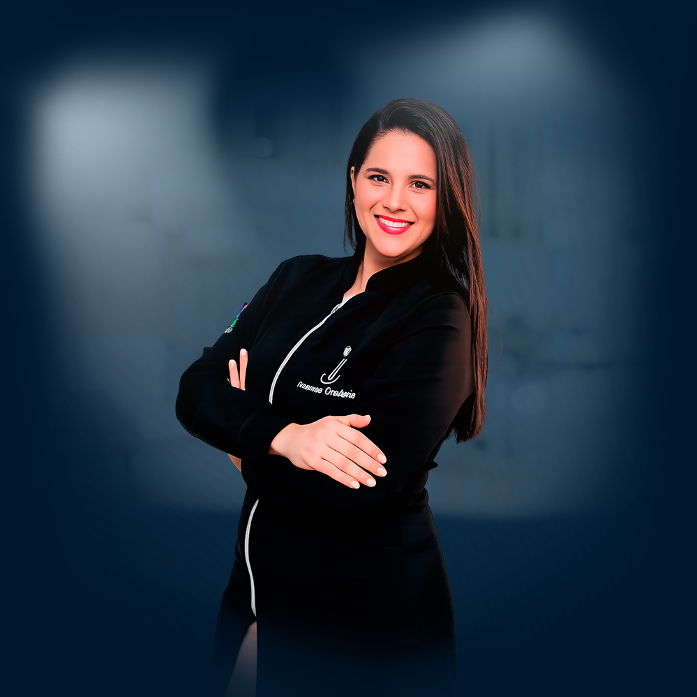 É cirurgiã-dentista graduada pela Universidade Federal do Maranhão (UFMA), especialista em Ortodontia pela Uningá (PR) e mestre em Odontologia pela UFMA. Possui especialização em Saúde Pública pela Estácio de Sá e MBA em Gestão pela Fundação Getúlio Vargas (FGV), agregando ao ensino uma visão estratégica, organizacional e humanizada da prática clínica. Sua formação integra conhecimento científico, gestão em saúde e experiência acadêmica, contribuindo para uma abordagem moderna e multidisciplinar da Ortodontia